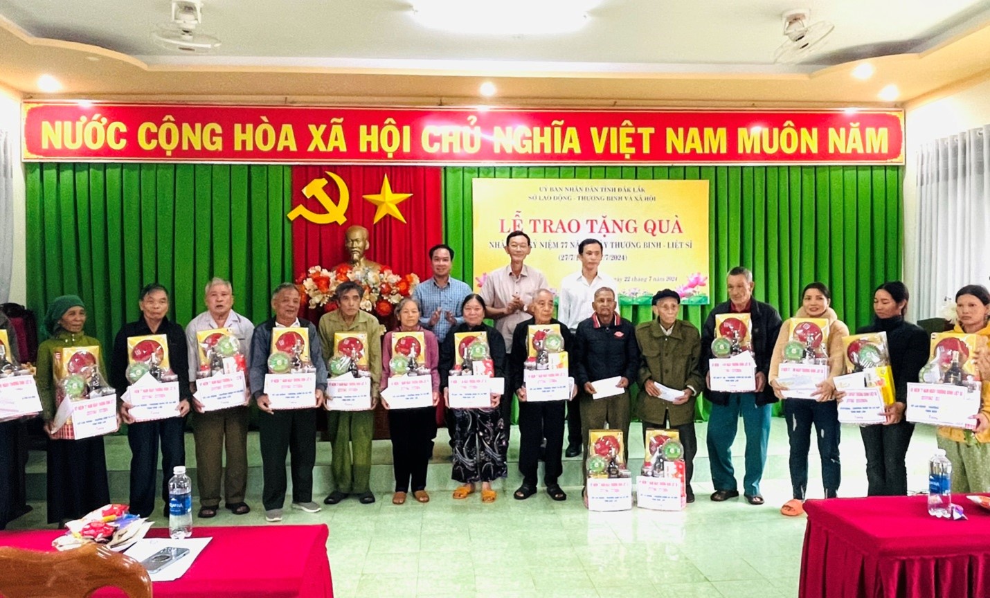 Trao 16 suất quà cho người có công với cách mạng ở huyện Ea H’Leo nhân dịp kỷ niệm 77 năm ngày Thương binh- Liệt sĩ (27/7/1947-27/7/2024)